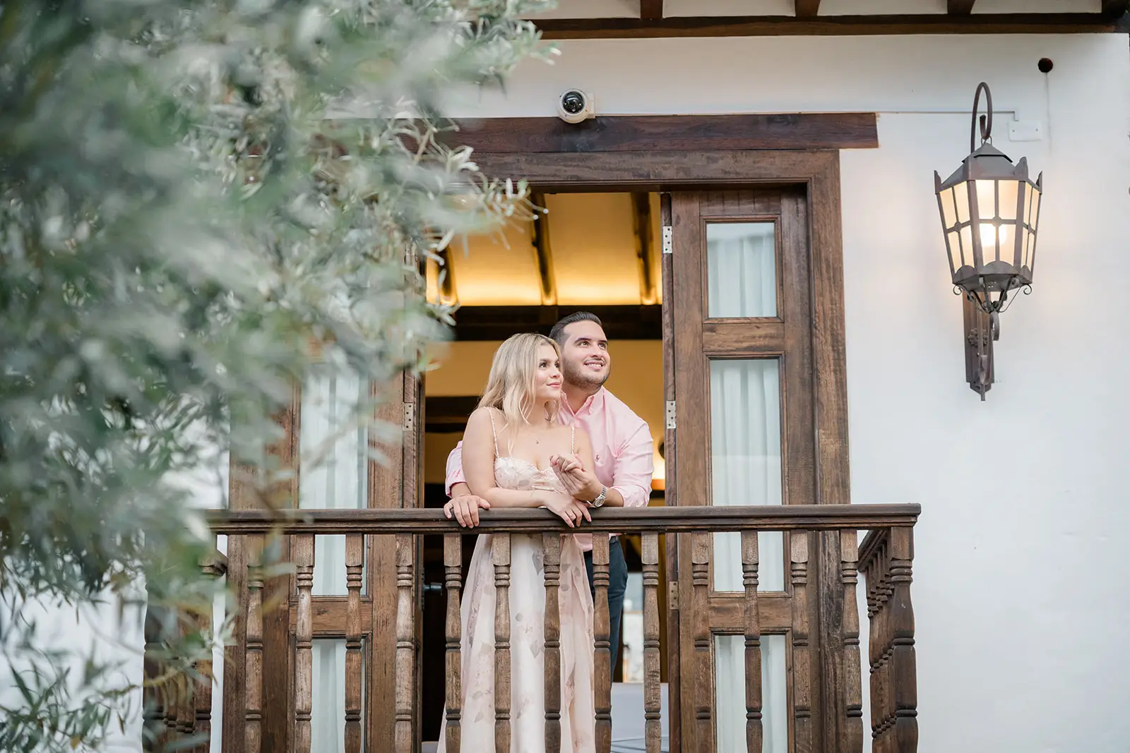 Pareja asomada al balcón de una casa colonial en Cartagena, fotografiada por Omar Fraija