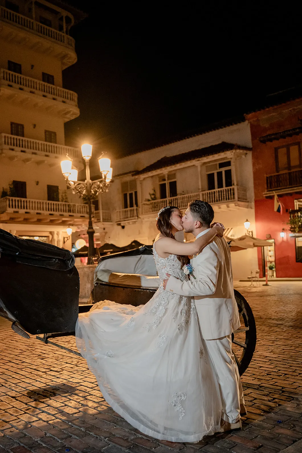 Novios abrazados junto a un carruaje en el centro de Cartagena, fotografiados por Omar Fraija