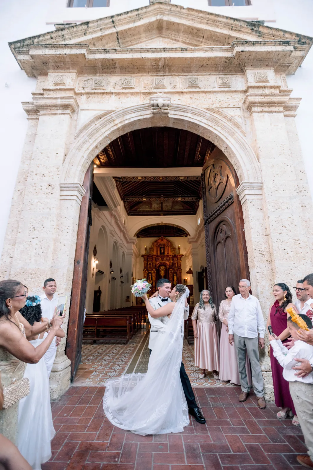 Salida de los novios de una iglesia de piedra en Cartagena, fotografiados por Omar Fraija
